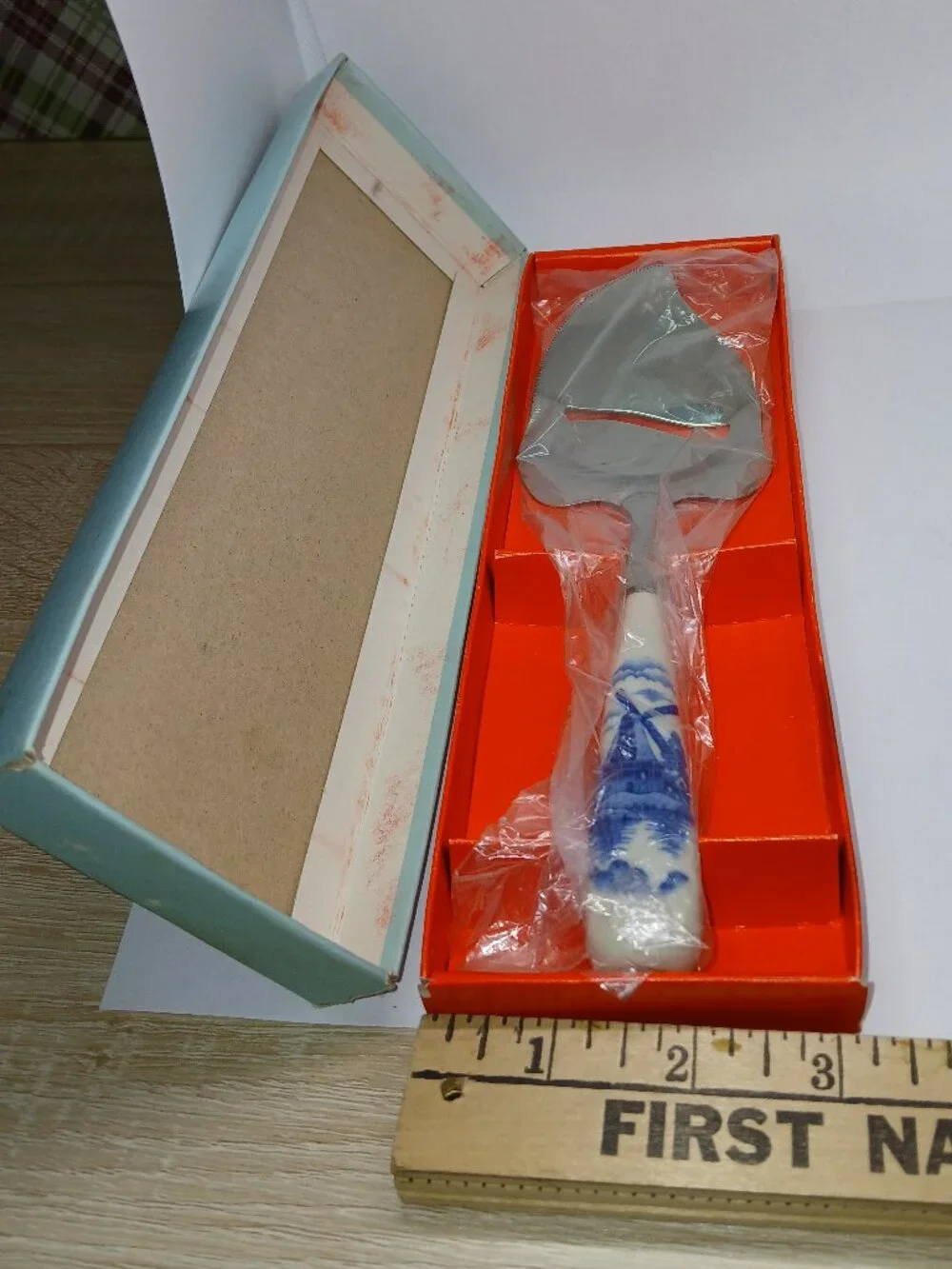 ANTIQUE STAINLESS STEEL CERAMIC HANDLE DELFT DUTCH WINDMILL CHEESE SLICER